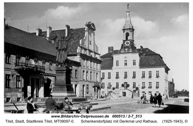 Tilsit, Schenkendorfplatz mit Denkmal und Rathaus