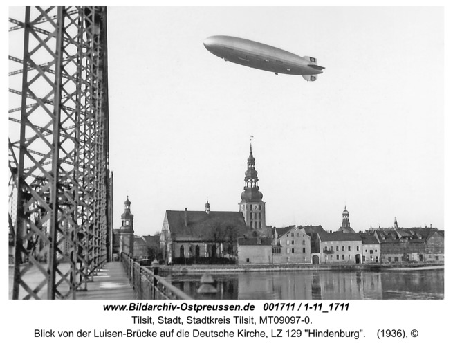 Tilsit, Blick von der Luisen-Brücke auf die Deutsche Kirche, LZ 129 "Hindenburg"