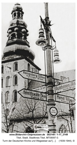 Tilsit, Turm der Deutschen Kirche und Wegweiser auf dem Fletcherplatz