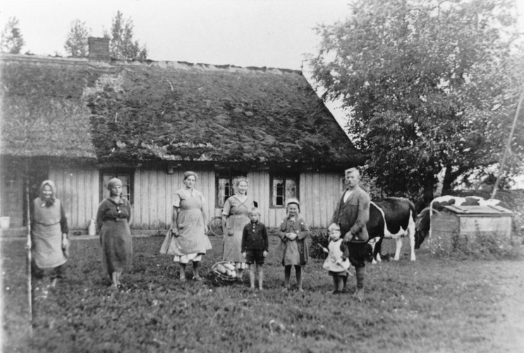 Kischen, Familie Gallein vor ihrem Wohnhaus