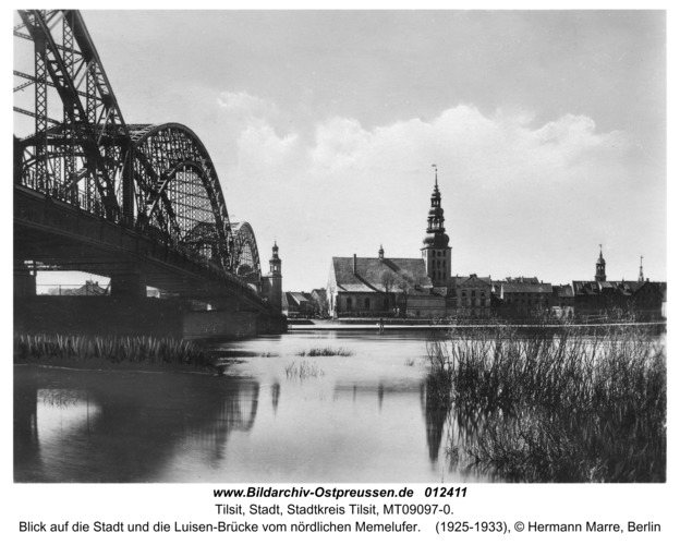 Tilsit, Blick auf die Stadt und die Luisen-Brücke vom nördlichen Memelufer