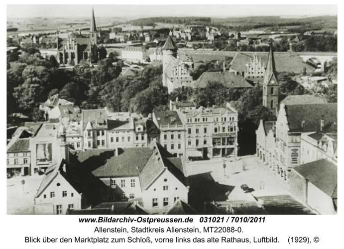 Allenstein, Blick über den Marktplatz zum Schloß, vorne links das alte Rathaus, Luftbild