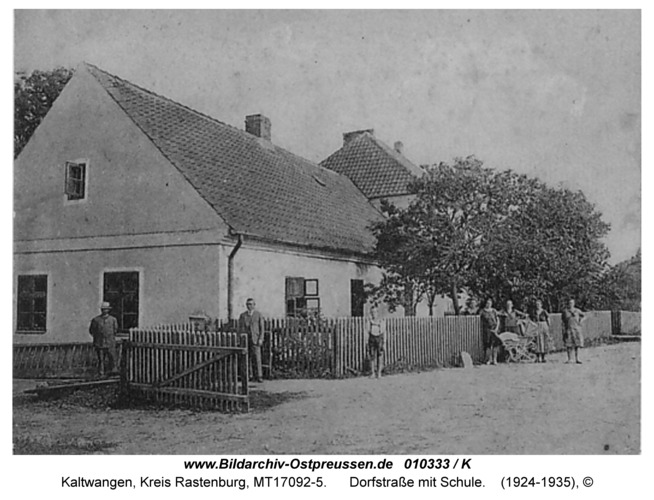 Kaltwangen, Dorfstraße mit Schule