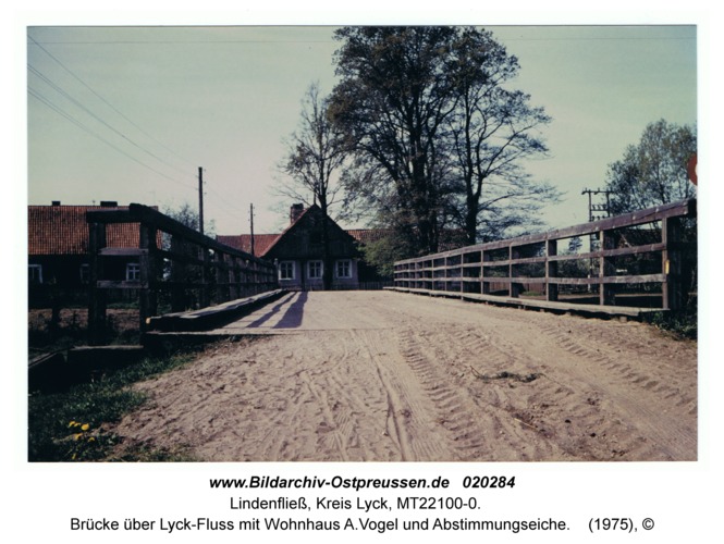 Lindenfließ, Brücke über Lyck-Fluss mit Wohnhaus A.Vogel und Abstimmungseiche