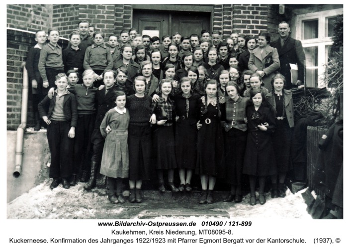 Kuckerneese. Konfirmation des Jahrganges 1922/1923 mit Pfarrer Egmont Bergatt vor der Kantorschule