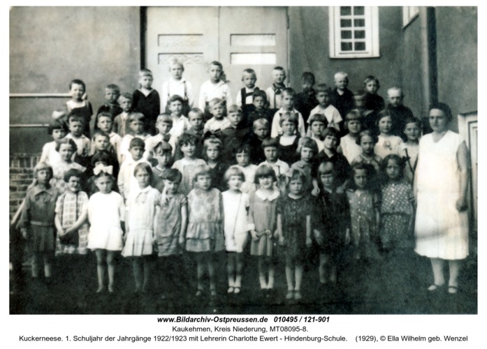 Kuckerneese. 1. Schuljahr der Jahrgänge 1922/1923 mit Lehrerin Charlotte Ewert - Hindenburg-Schule