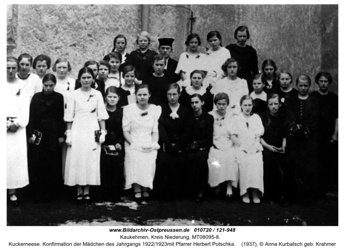 Kuckerneese. Konfirmation der Mädchen des Jahrgangs 1922/1923mit Pfarrer Herbert Potschka