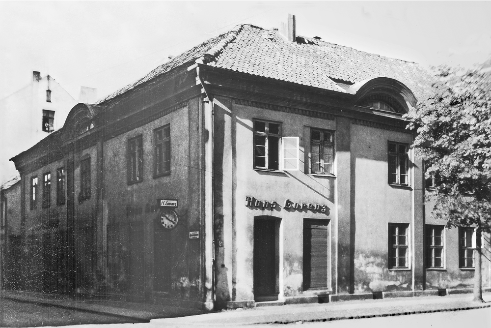 Tilsit, Garnisonstr. 36, Uhrenhandlung Hans Lorenz, links die Langgasse