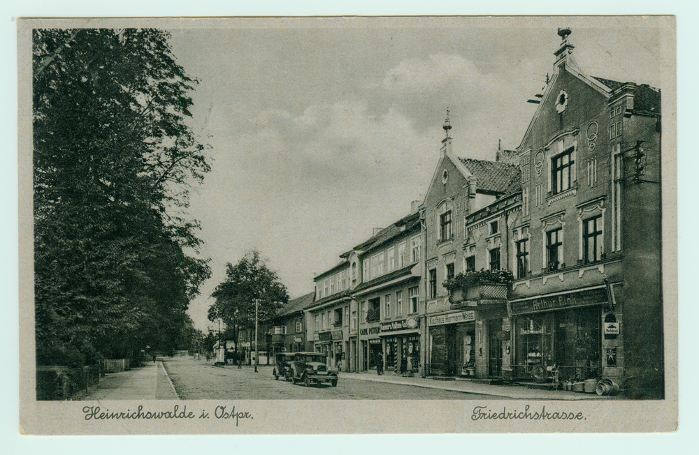 Heinrichswalde, Friedrichstraße, Geschäftszeile Fink Richtung Kirche