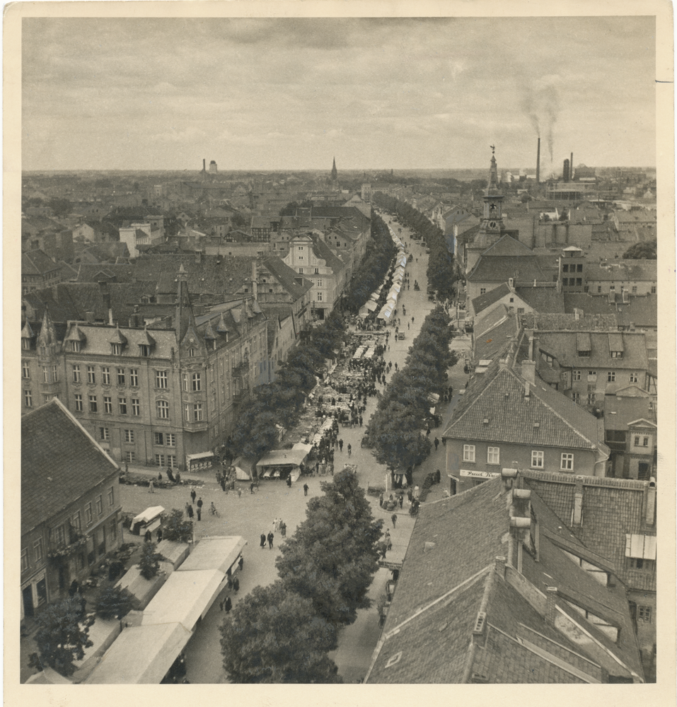 Tilsit, Blick vom Turm der Deutschen Kirche nach Westen in die Deutsche Straße während des Jahrmarktes