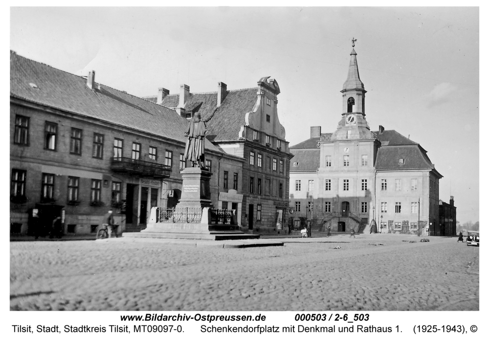 Tilsit, Schenkendorfplatz mit Denkmal und Rathaus