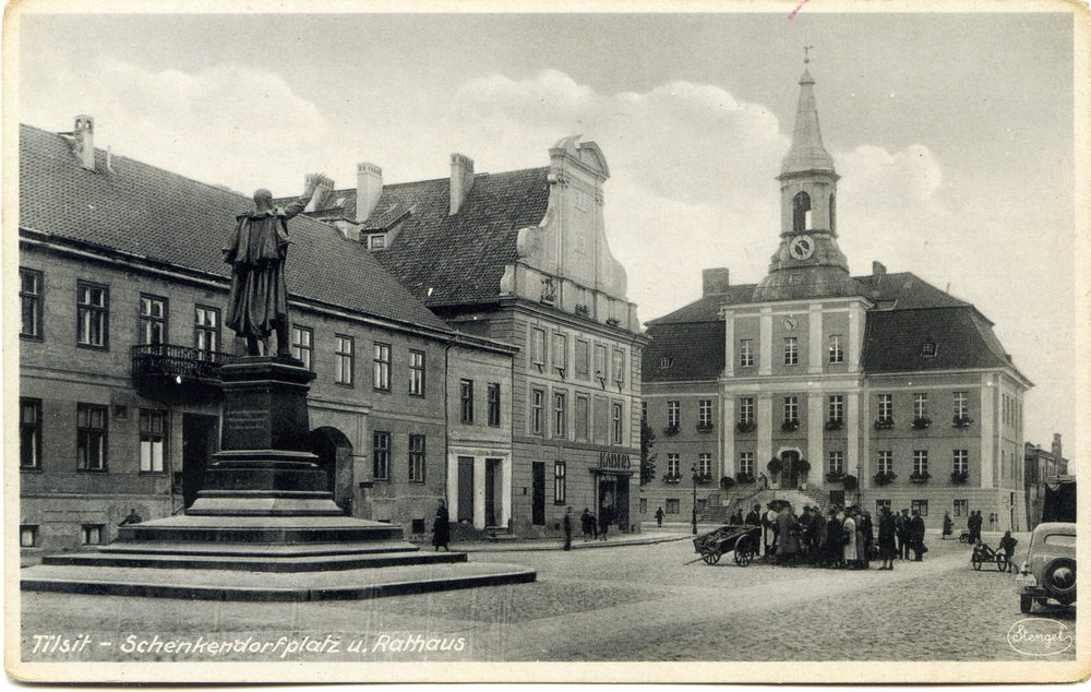 Tilsit, Schenkendorfplatz mit Denkmal und Rathaus