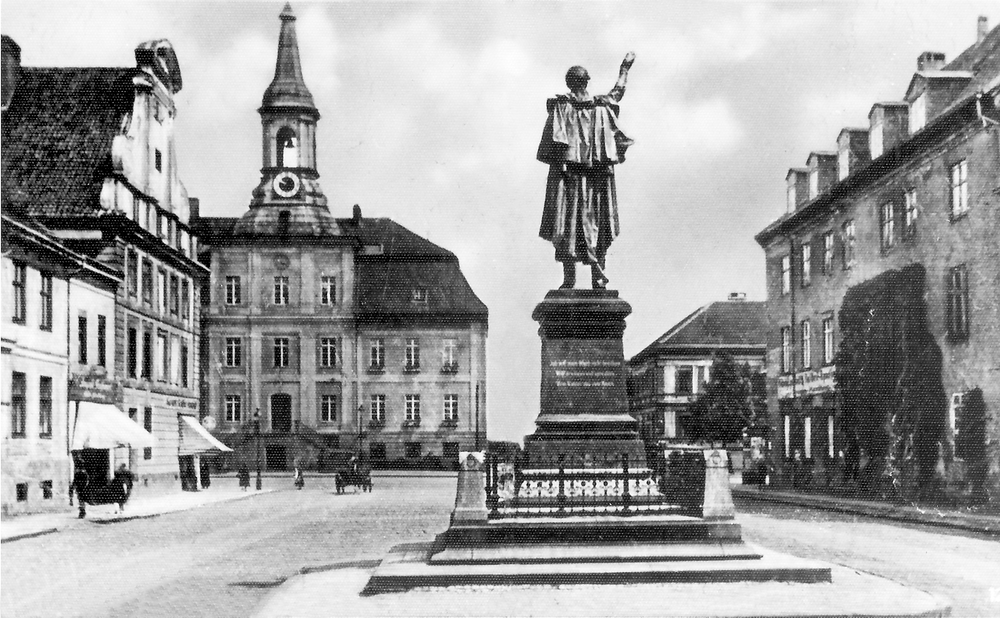 Tilsit, Schenkendorfplatz mit Denkmal und Rathaus