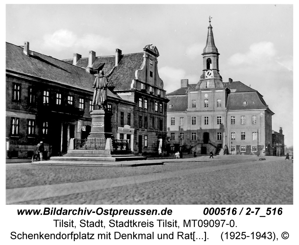 Tilsit, Schenkendorfplatz mit Denkmal und Rathaus