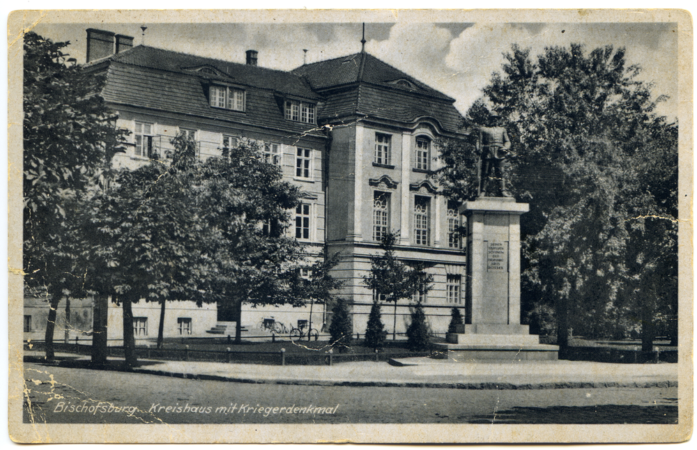 Bischofsburg, Kreishaus mit Kriegerdenkmal