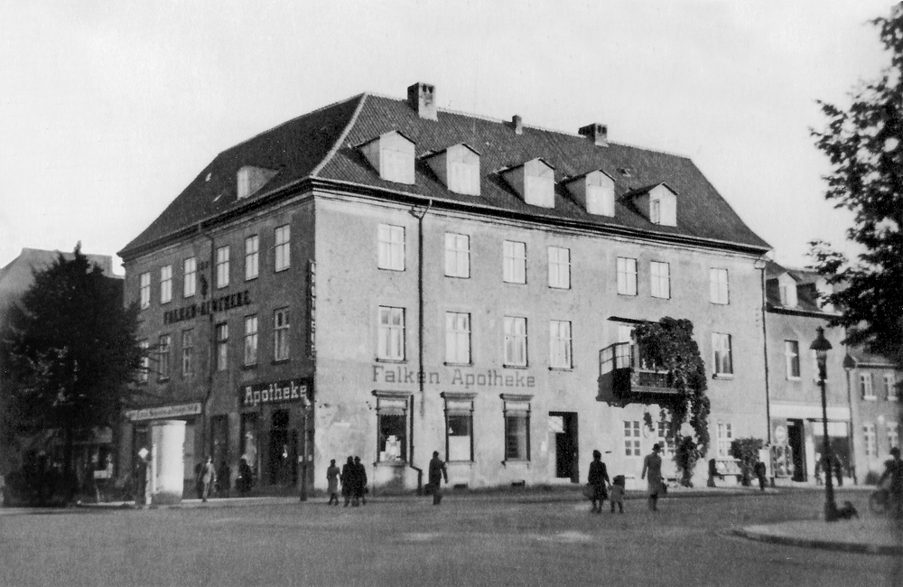 Tilsit, Deutsche Str. 69, Falken-Apotheke, rechts der Schenkendorfplatz