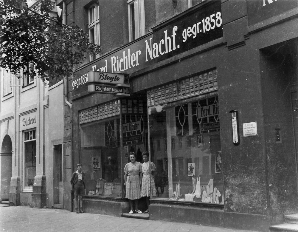 Tilsit, Deutsche Str. 50, Wollgeschäft Ferdinand Richter, links die Bäckerei Behrendt
