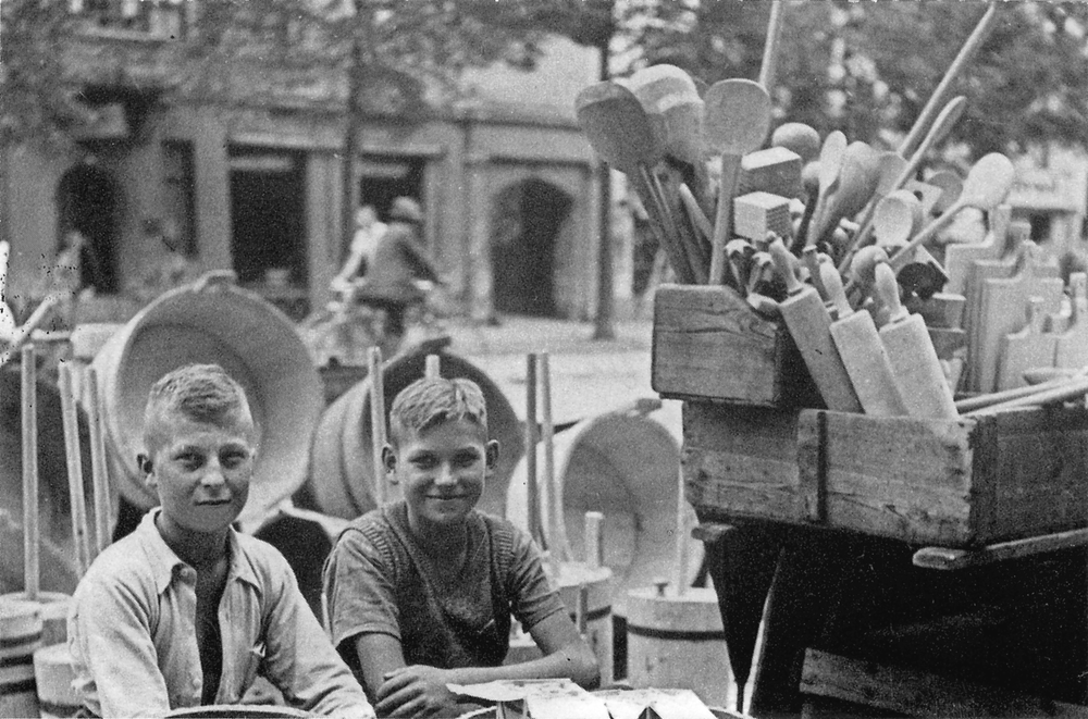 Tilsit, Deutsche Str. 28, Zwei Jungen auf dem Wochenmarkt