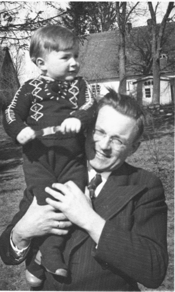 Schakendorf, Pfarrer Kurt Mickeluhn mit Sohn Erich