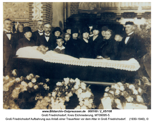 Groß Friedrichsdorf Aufbahrung aus Anlaß einer Trauerfeier vor dem Altar in Groß Friedrichsdorf