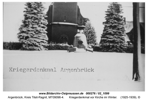 Argenbrück, Kriegerdenkmal vor Kirche im Winter