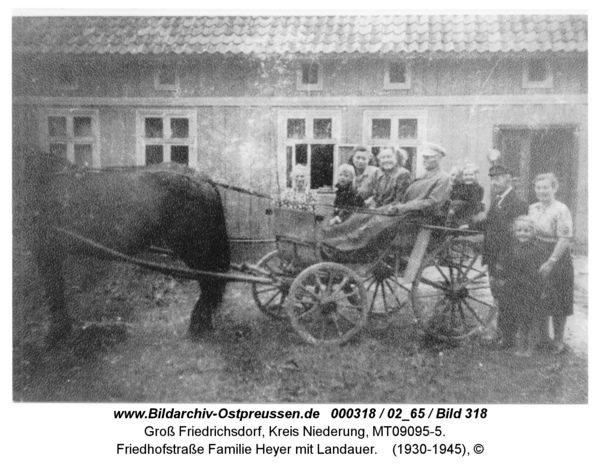 Groß Friedrichsdorf, Friedhofstraße Familie Heyer mit Landauer