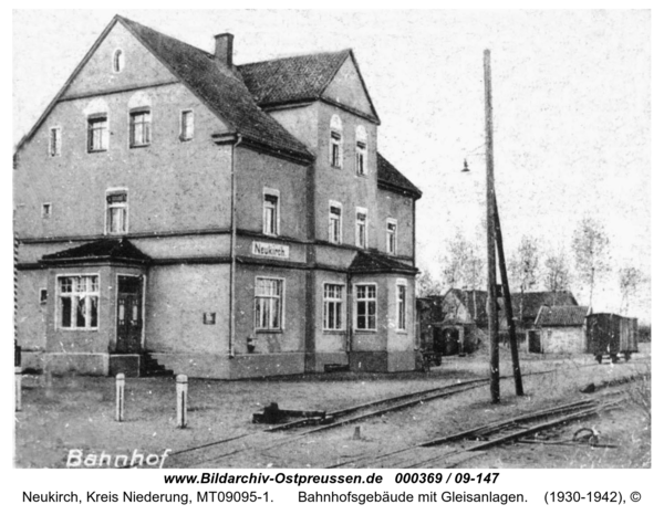 Neukirch, Bahnhofsgebäude mit Gleisanlagen