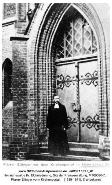 Heinrichswalde, Pfarrer Ellinger vorm Kirchenportal