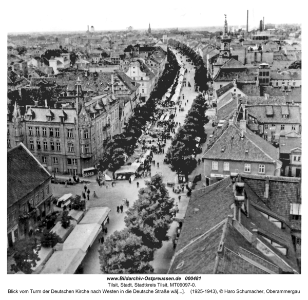 Tilsit, Blick vom Turm der Deutschen Kirche nach Westen in die Deutsche Straße während des Jahrmarktes