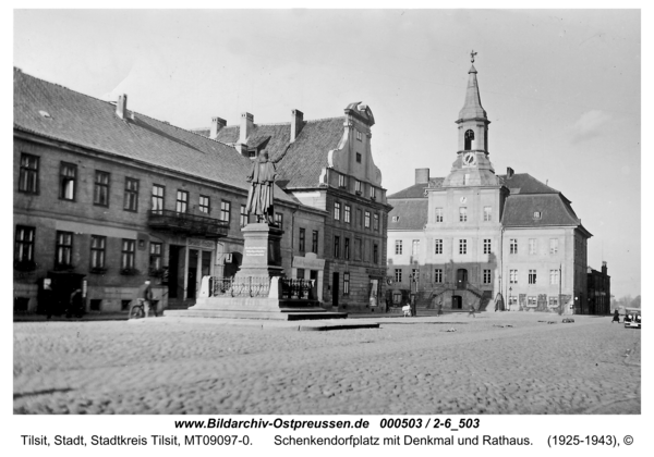 Tilsit, Schenkendorfplatz mit Denkmal und Rathaus