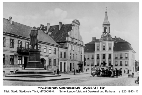 Tilsit, Schenkendorfplatz mit Denkmal und Rathaus