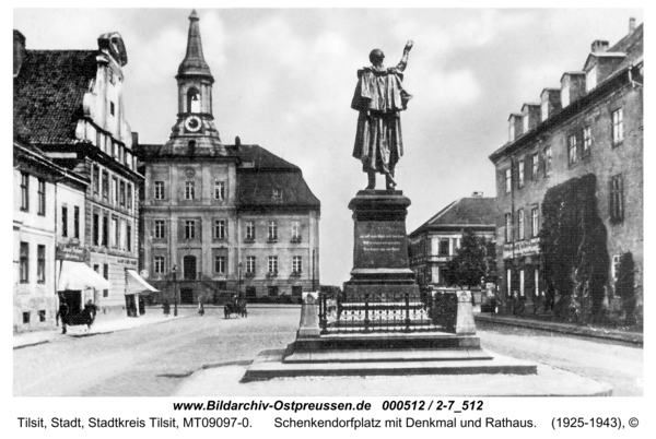 Tilsit, Schenkendorfplatz mit Denkmal und Rathaus