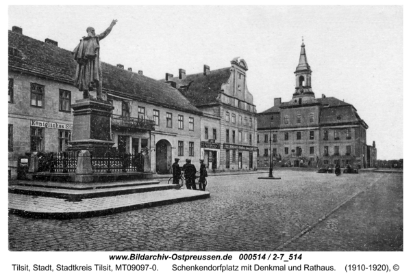 Tilsit, Schenkendorfplatz mit Denkmal und Rathaus