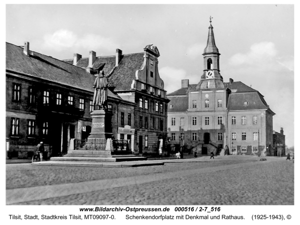 Tilsit, Schenkendorfplatz mit Denkmal und Rathaus