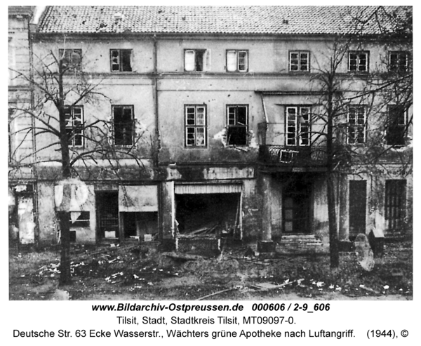 Tilsit, Deutsche Str. 63 Ecke Wasserstr., Wächters grüne Apotheke nach Luftangriff