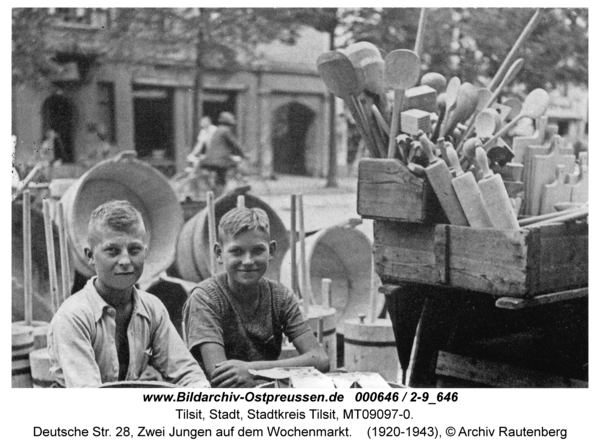 Tilsit, Deutsche Str. 28, Zwei Jungen auf dem Wochenmarkt