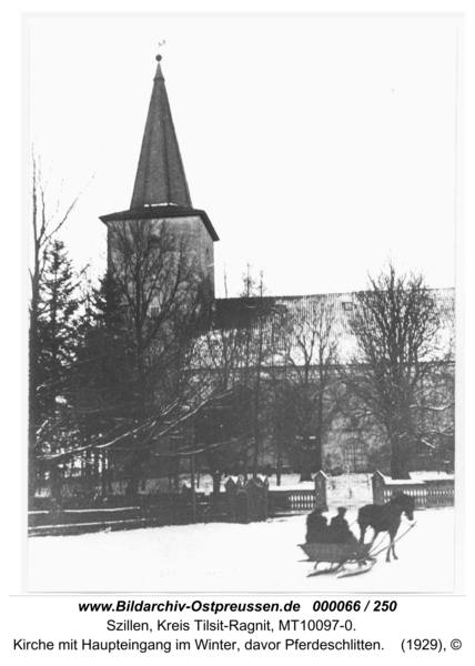 Schillen, Kirche mit Haupteingang im Winter, davor Pferdeschlitten