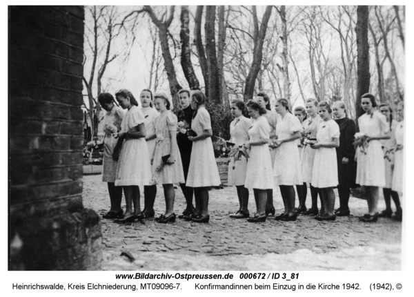 Heinrichswalde, Konfirmandinnen beim Einzug in die Kirche 1942