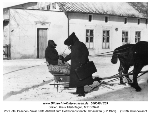 Schillen, Vor Hotel Peschel - Vikar Kalff, Abfahrt zum Gottesdienst nach Uszlauszen (9.2.1929)