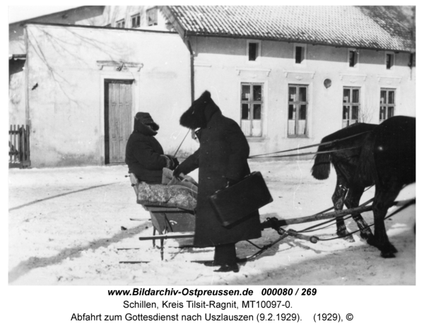 Schillen, Vor Hotel Peschel - Vikar Kalff, Abfahrt zum Gottesdienst nach Uszlauszen (9.2.1929)