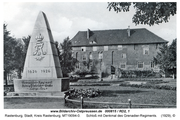 Rastenburg, Schloß mit Denkmal des Grenadier-Regiments