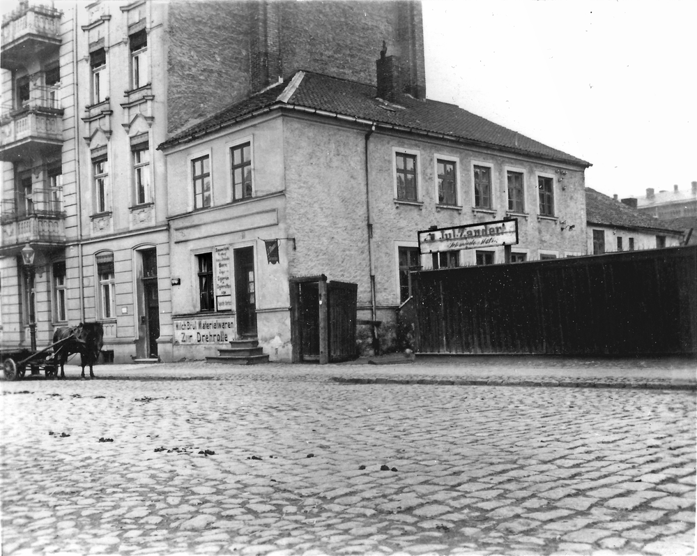 Tilsit, Am Anger 11-10, rechts das Haus der Huf- und Wagenschmiede Julius Zander