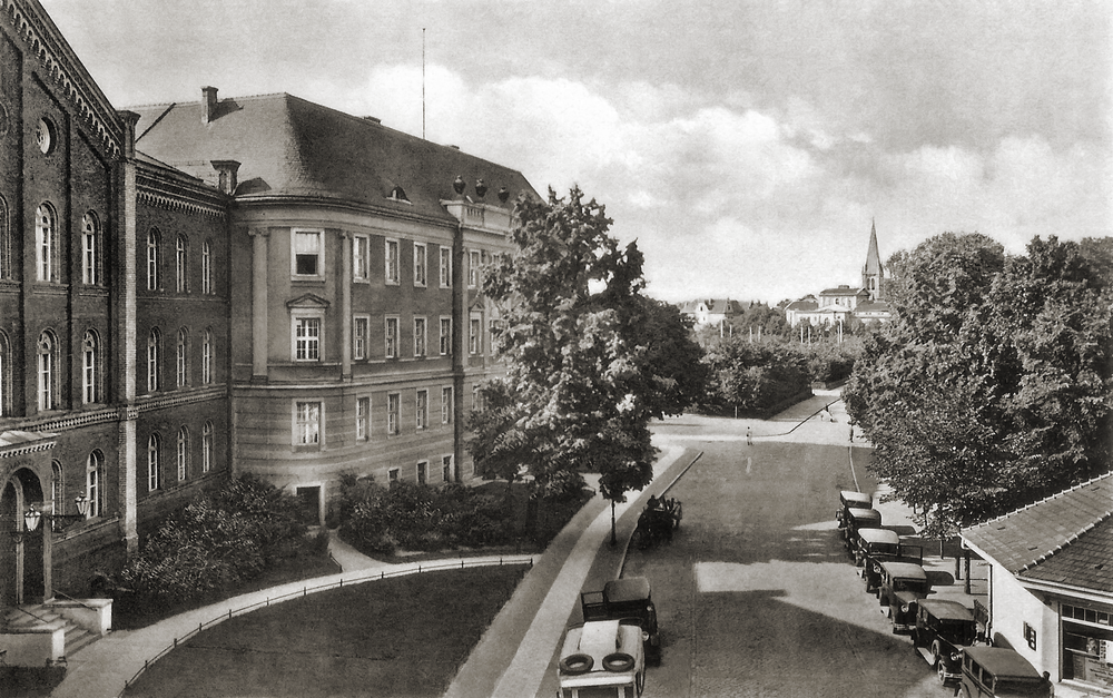 Tilsit, Angerpromenade, Land- und Amtsgericht, Blick zur Reformierten Kirche