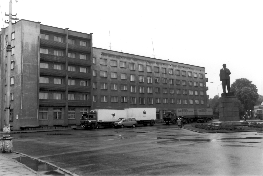 Tilsit, Am Hohen Tor, Lastwagen mit Hilfslieferungen vor dem Hotel Rossija