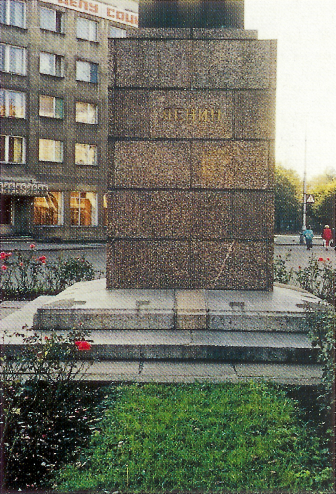 Tilsit, Am Hohen Tor, das Lenin-Denkmal auf den Grundplatten des Schenkendorf-Denkmals