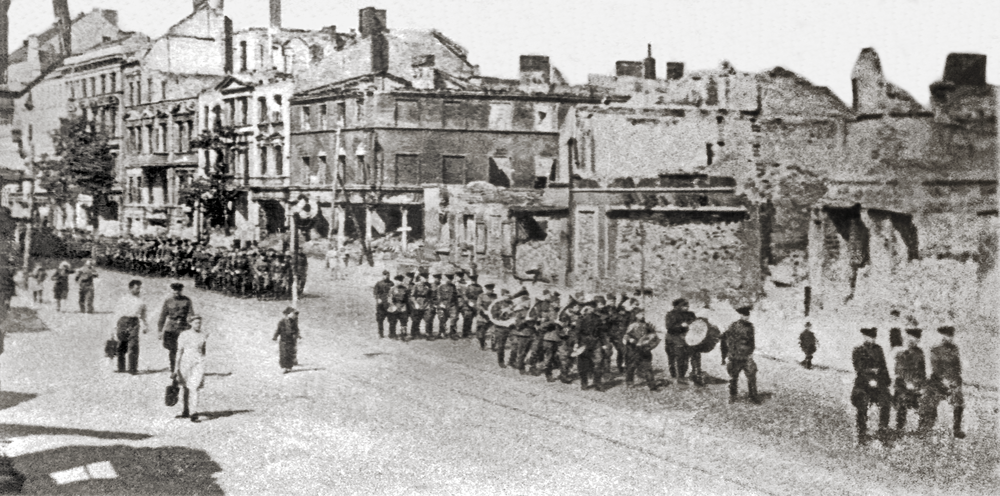 Tilsit, Hohe Str., Ecke Langgasse, Siegesparade der Russen