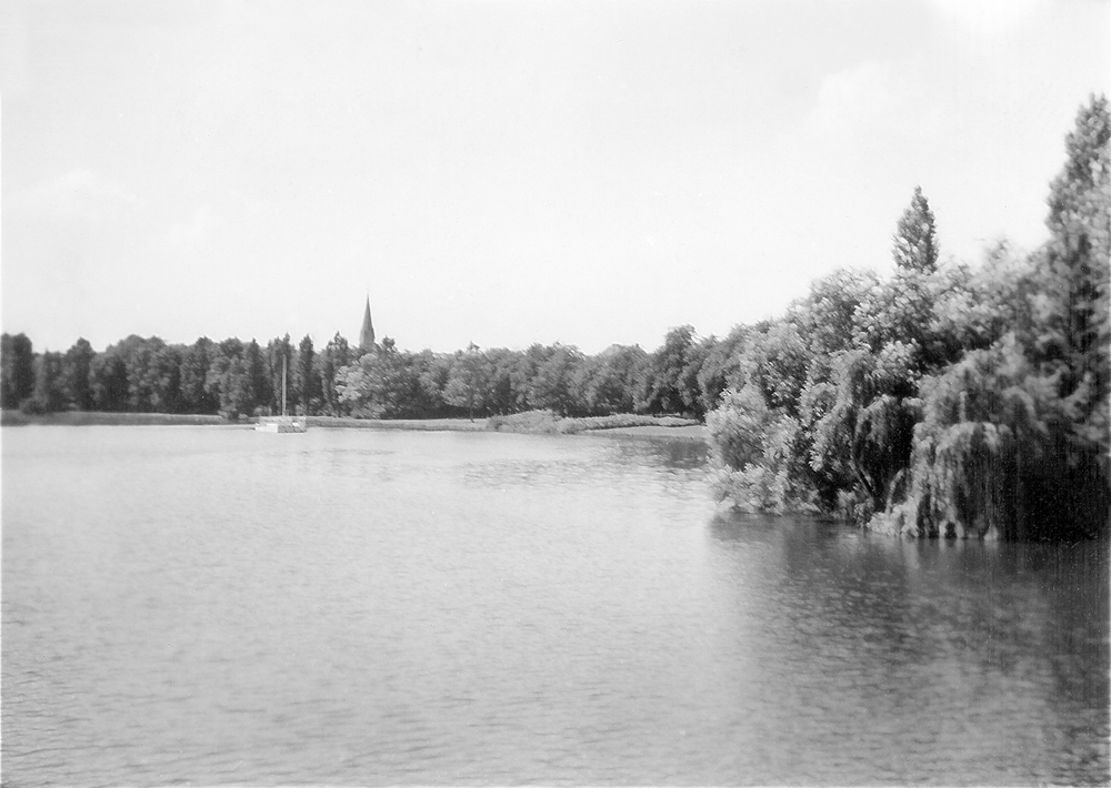 Tilsit, Schloßmühlenteich, Blick von der Teichbrücke zur Kreuzkirche