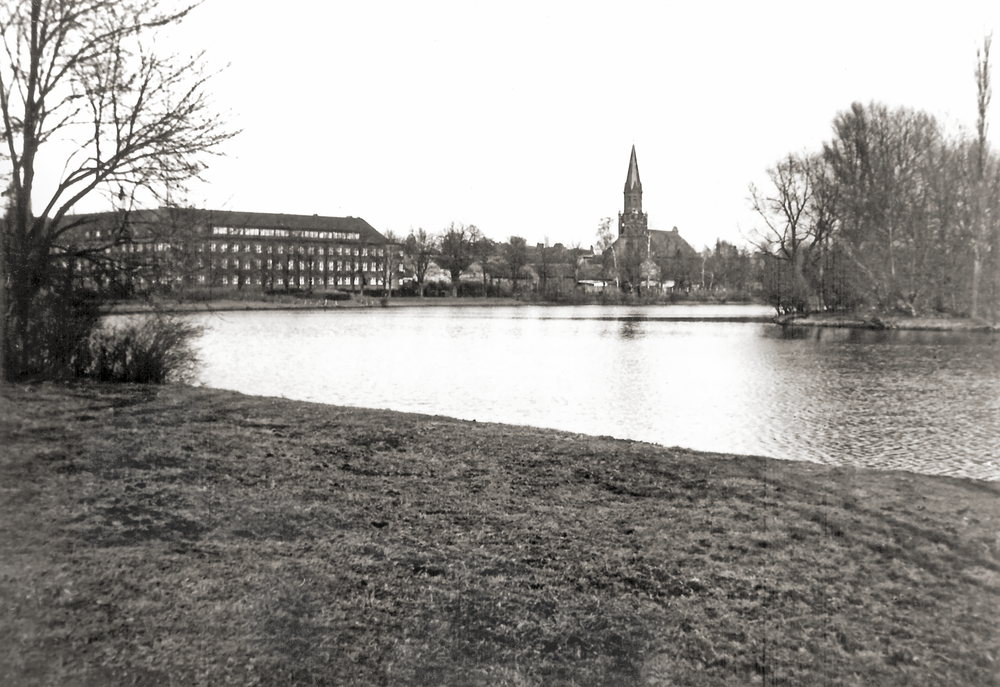 Tilsit, Schloßmühlenteich mit Polizeidirektion und kath. Kirche