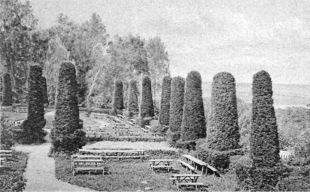 Obereißeln, Terrasse mit Pyramiden