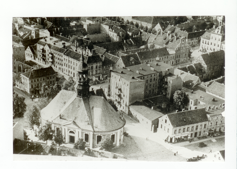 Tilsit, Schenkendorfplatz mit Rathaus und Christuskirche II, Luftbild